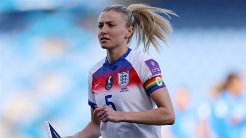 Williamson jets to Ibiza with girlfriend after injury