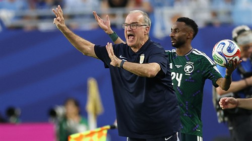 Bielsa explains why he refused to look at camera in WC photos