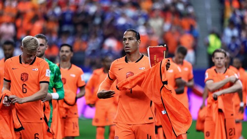 Van Dijk not a fan of World Cup hydration breaks
