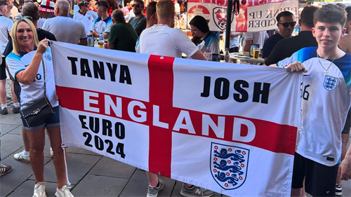 Singing Oasis at Rodeos, Cowboy hats - England fans go full Texas