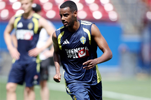 Sheringham backs Isak to drive Liverpool’s title challenge
