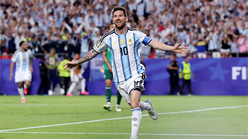 'Almost inhuman' - Xavi calls Messi the 'Michael Jordan of football'