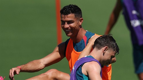 Owen backs Ronaldo to 'shut up' critics & match Messi's hat-trick exploits