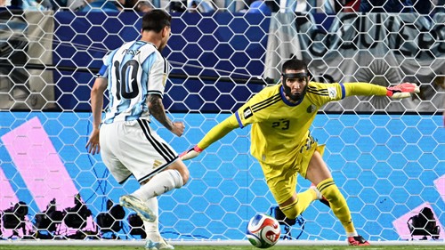 'Almost inhuman' - Xavi calls Messi the 'Michael Jordan of football'