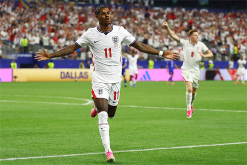 Barcelona eye Raphinha sale to fund Marcus Rashford offer