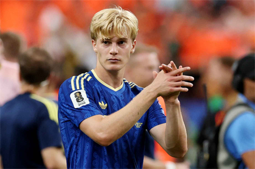 Chelsea make Bergvall decision after Tottenham transfer request
