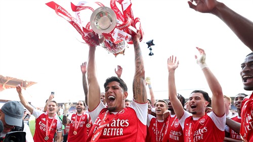 Arsenal complete permanent signing of Hincapie