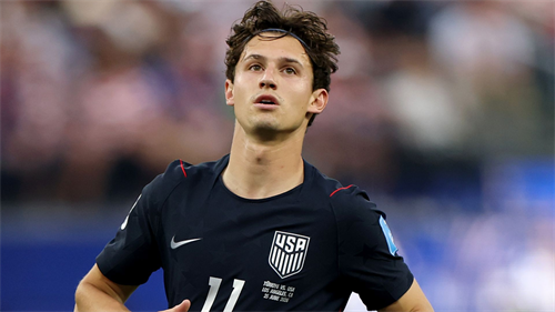 ‘Like Messi!’ - Leeds advised against inviting Aaronson offers