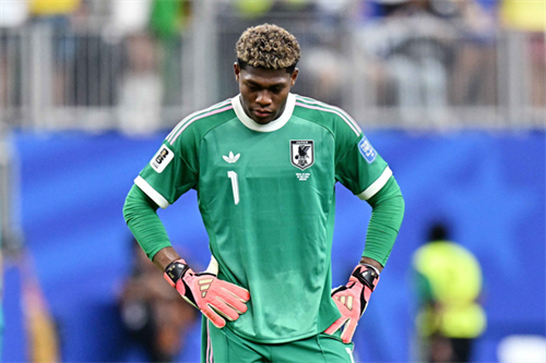 Leeds United consider move for Parma goalkeeper Suzuki