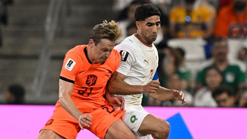Van der Vaart blasts 'invisible' De Jong after Netherlands' World Cup exit