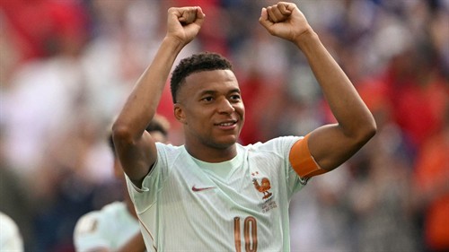 No sign of Kylian Mbappe ankle injury as France superstar shares jokes with Thierry Henry & Michael Olise ahead of World Cup semi-final clash with Spain