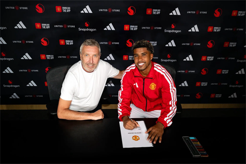 Manchester United confirm the signing of Andrey Santos: I cannot wait to fight together!