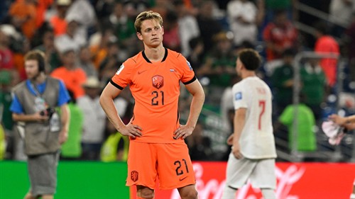 Barca furious with Koeman over De Jong injury