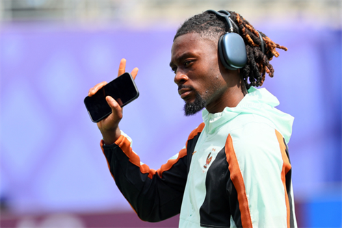Chelsea looking to hijack Man United's move for Roma midfielder Manu Kone