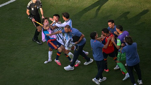 WATCH: Scaloni stops Argentina-Spain brawl from exploding