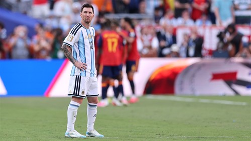 Messi goes missing as abject Argentina pay for Enzo red card