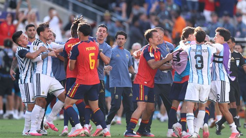 WATCH: Scaloni stops Argentina-Spain brawl from exploding
