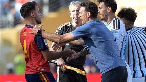 WATCH: Scaloni stops Argentina-Spain brawl from exploding