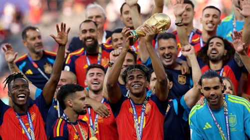 Spain star Lamine Yamal mocks Argentina rival Leandro Paredes with comical ‘fight of the year’ sign after feisty end to 2026 World Cup final