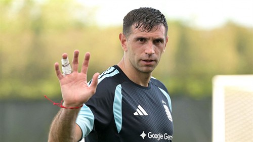 Did What Messi Avoided!.. Emiliano Martinez Sparks Controversy Over His Future and Confirms:
