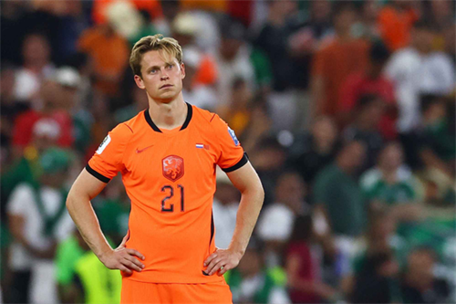 Barcelona's De Jong set to miss weeks with serious knee injury