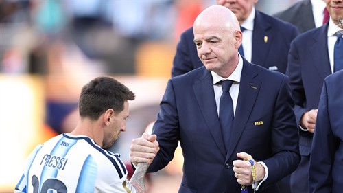 Infantino chose a different language: praise for Argentina despite a storm of criticism and a FIFA investigation