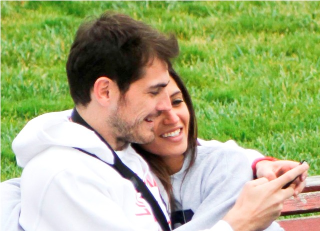 Spanish love on a park bench