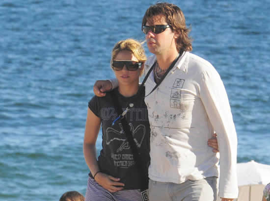 Shakira goes public with Pique