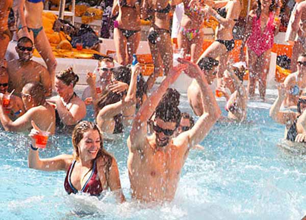 Michael Phelps Provides Encore Kick Off - Socialite Life