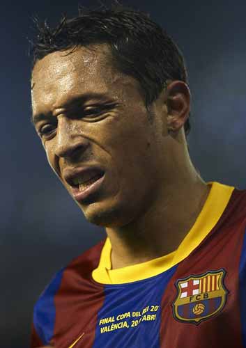 Barca's Adriano out for four weeks