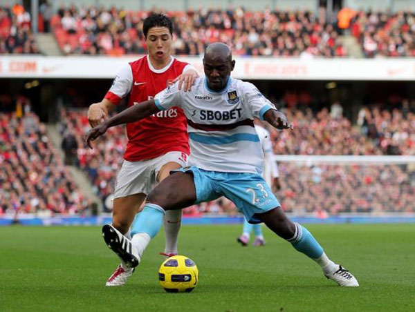 Barca mulling Roma's Bojan offer