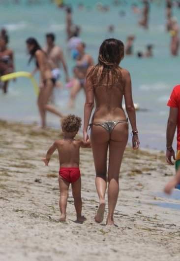 Social beauties - Aida Yespica has holiday with her son