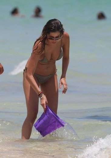Social beauties - Aida Yespica has holiday with her son
