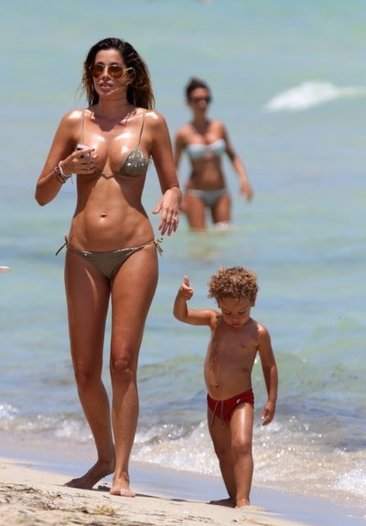 Social beauties - Aida Yespica has holiday with her son