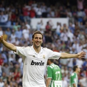 Messi steers Barca, Higuain hits three