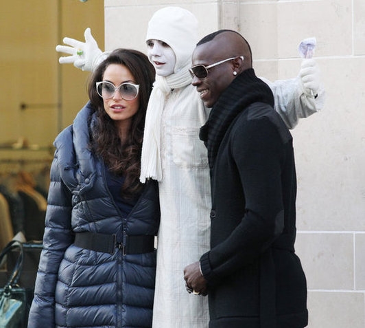 Barwuah Balotelli Kissing her girlfriend in the street