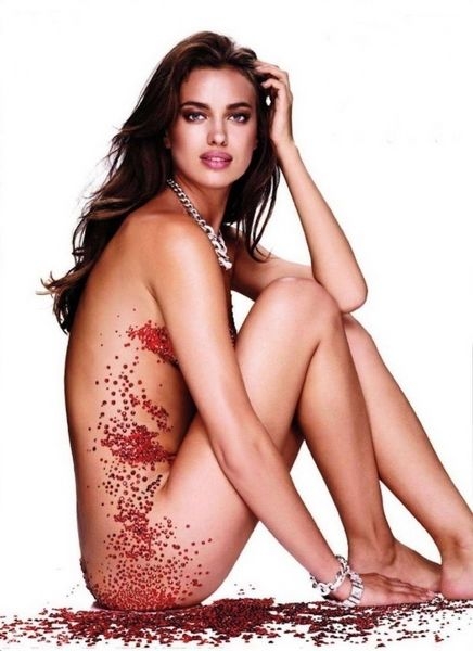 Irina Shayk nue : Seuls des cristaux l'habillent‎