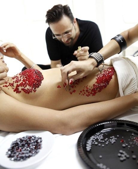 Irina Shayk nue : Seuls des cristaux l'habillent‎