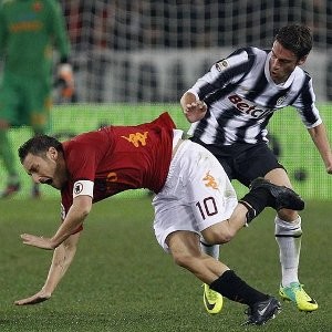 Totti penalty miss keeps Juve unbeaten