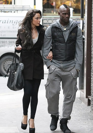 Mario Balotelli heats up the cold streets of Manchester with a dash of ...