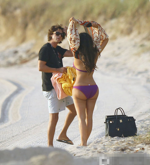 Kim Kardashian went to the beach with a mysterious man