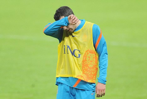 Van Persie injury scare: Groin  problem flares up to give Wenger a Wembley worry