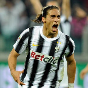 Juventus hang onto Milan's tail