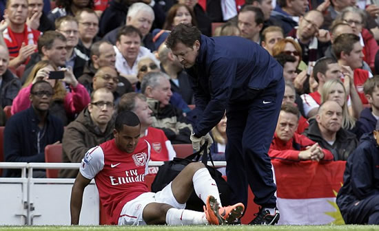 Wenger fury as Walcott refuses to come off despite 'serious' injury