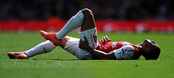 Wenger fury as Walcott refuses to come off despite 'serious' injury