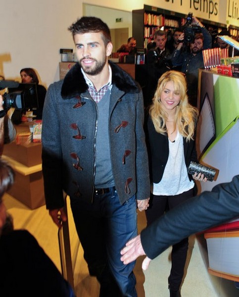 Pique and Shakira walked arm in arm and showed loving