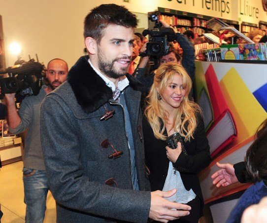 Pique and Shakira walked arm in arm and showed loving