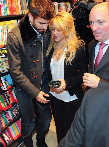 Pique and Shakira walked arm in arm and showed loving