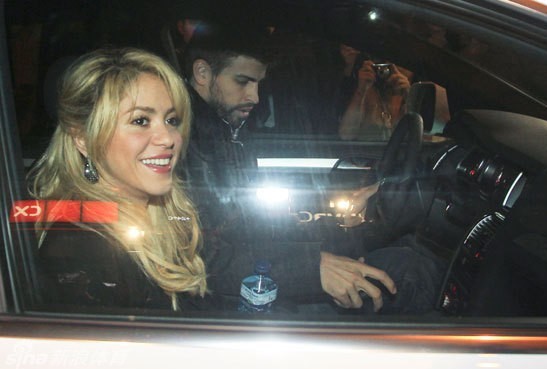Pique and Shakira walked arm in arm and showed loving