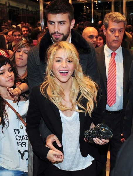 Pique and Shakira walked arm in arm and showed loving